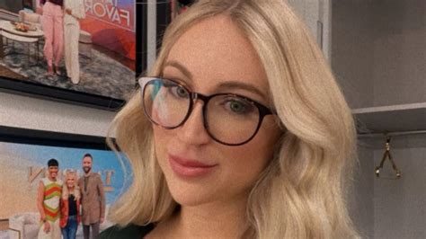 Teacher who quit over $1million OnlyFans page is。